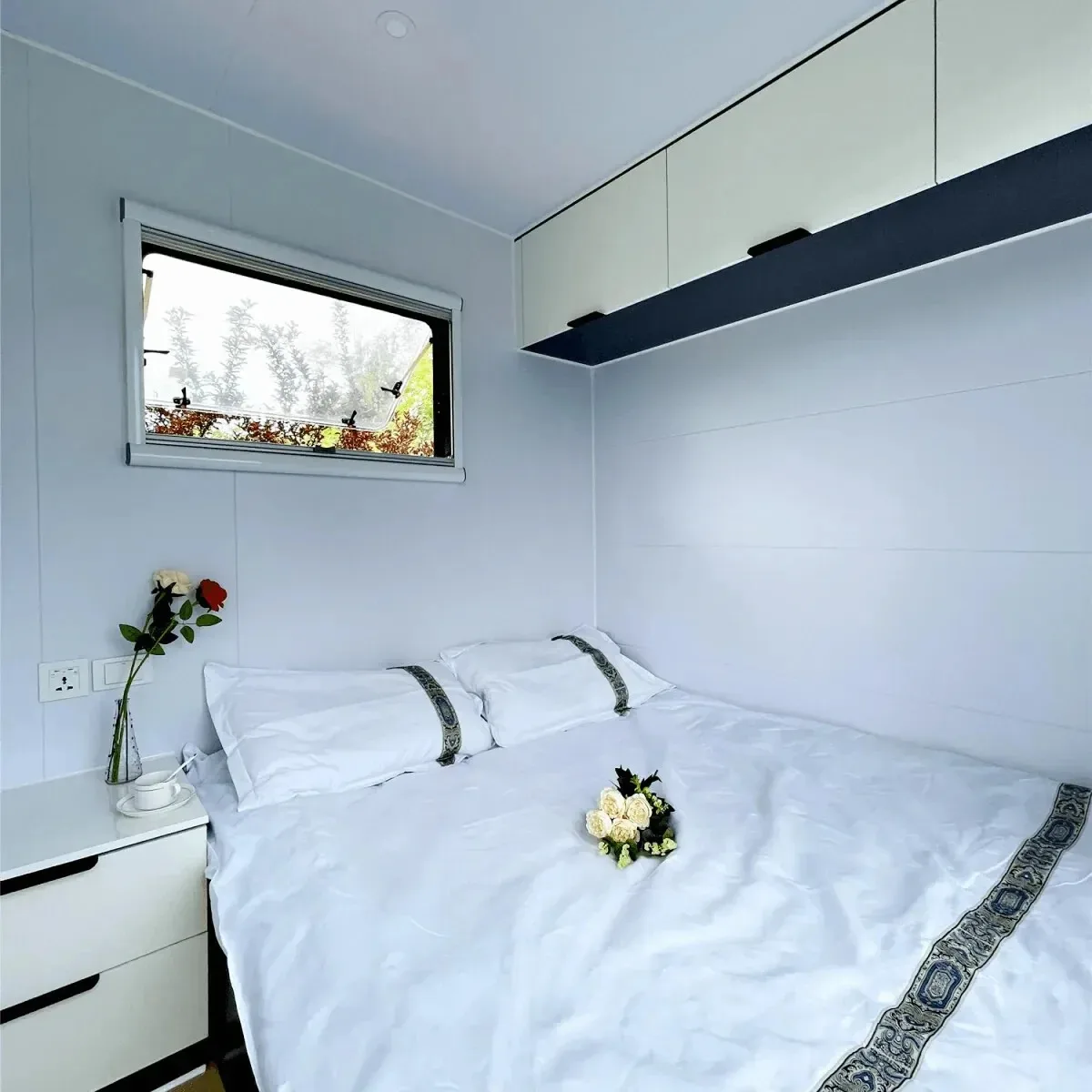 حاوية محمولة قابلة للتوسيع قابلة للطي بطول 20 قدمًا و40 قدمًا مع جدار خارجي من الفولاذ للمنزل مع تأثير حمام داخلي لغرفة النوم