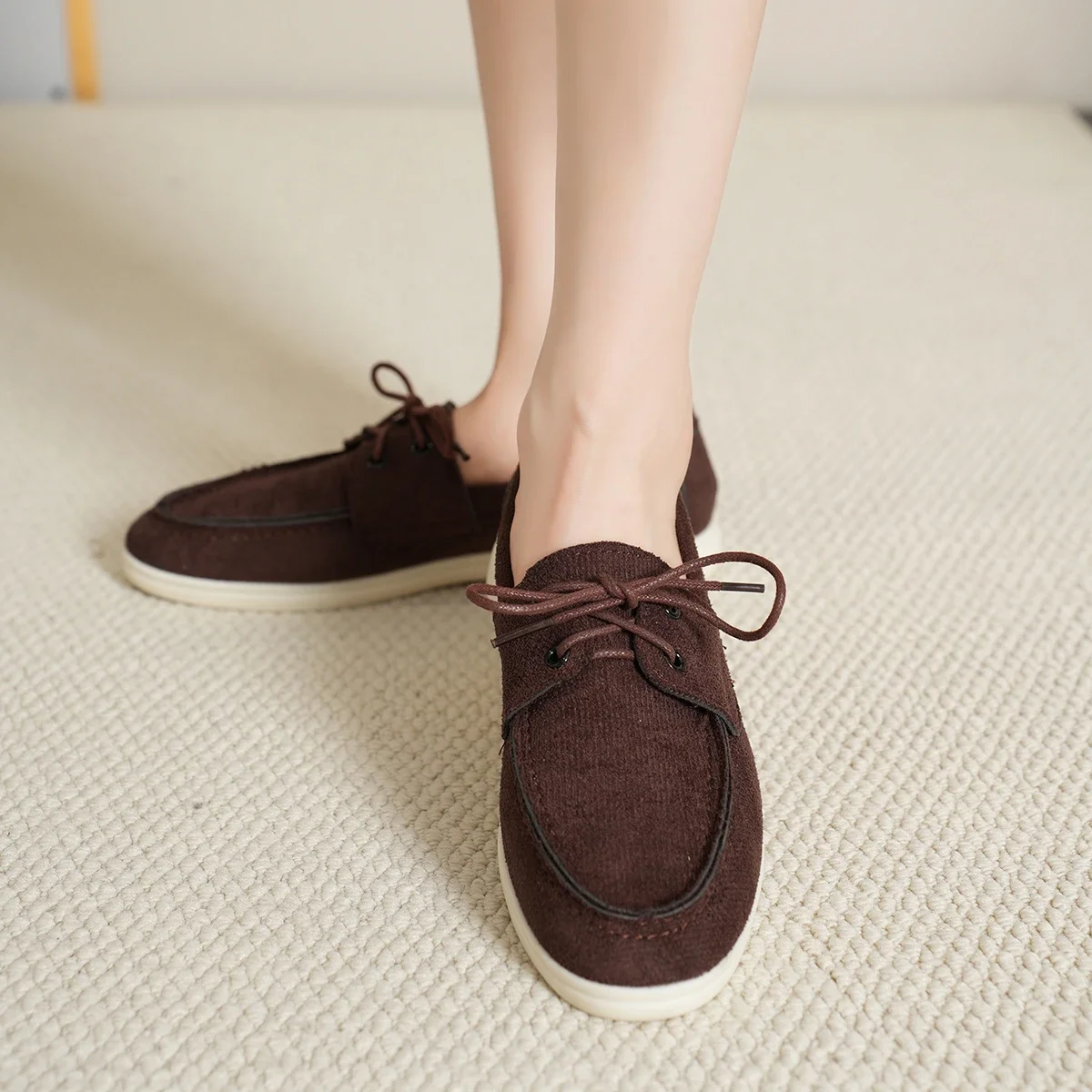 Sepatu olahraga wanita flat sepatu 2024 tren baru kopi Platform Suede sepatu kasual wanita berjalan Non-Slip Chaussure Femme