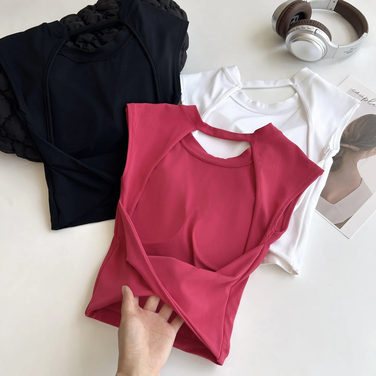Yoga-Fitness-Weste mit niedriger Intensität, rückenfreies, kurzes Sport-T-Shirt, sexy, figurbetontes Top mit festen Cups, kurze Ärmel, T-Shirts für Damen – Detail 3