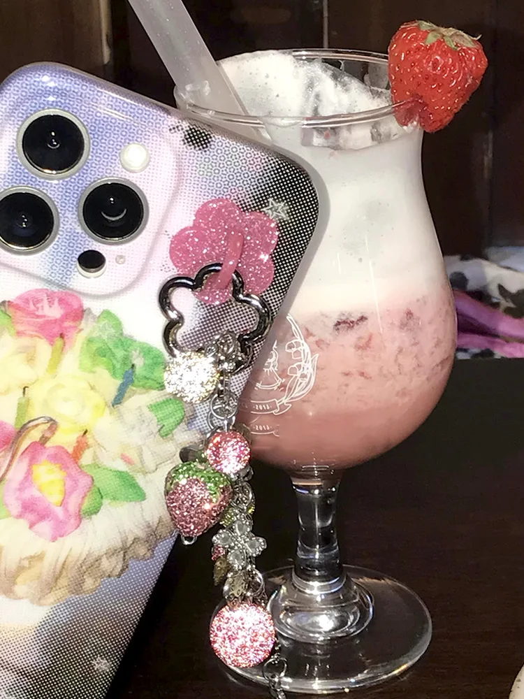 2025 New y2k Keychain Shiny Pink Rhinestone Strawberry Metal Cute Accessaries Bag Charms for Women Girl Gift