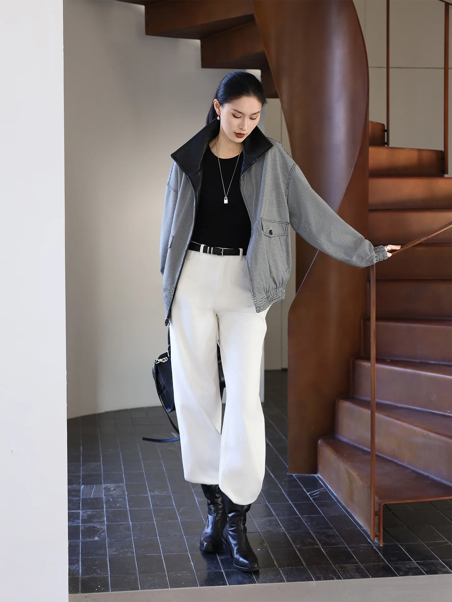 両面着用可能なショート丈レザージャケット、格子柄の襟とシーアイランドシルクを組み合わせた春向けカジュアルルーズフィットジッパーデザインPUレザー