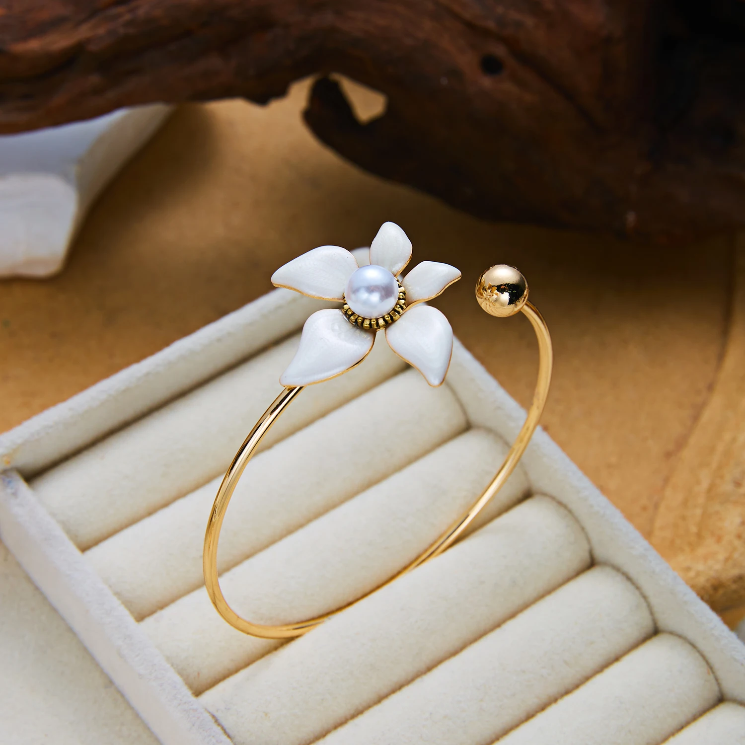 Exquisites Weißes Emaille-Blumen-Armband und Halskette für Damen, Eleganter Perlen-Blumen-Choker, Ring, Modischer Luxus-Schmuck als Geschenk – Detail 6