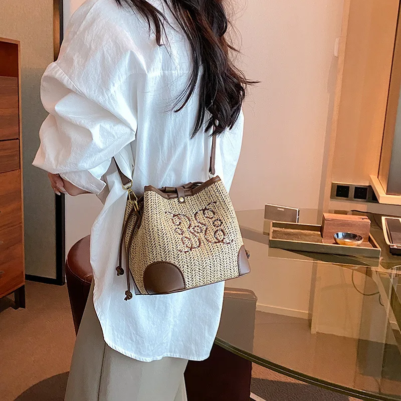 

2025 New! Ultra Fashion Women's Large-Capacity Bucket Bag - High-Sense, Versatile Shoulder Messenger