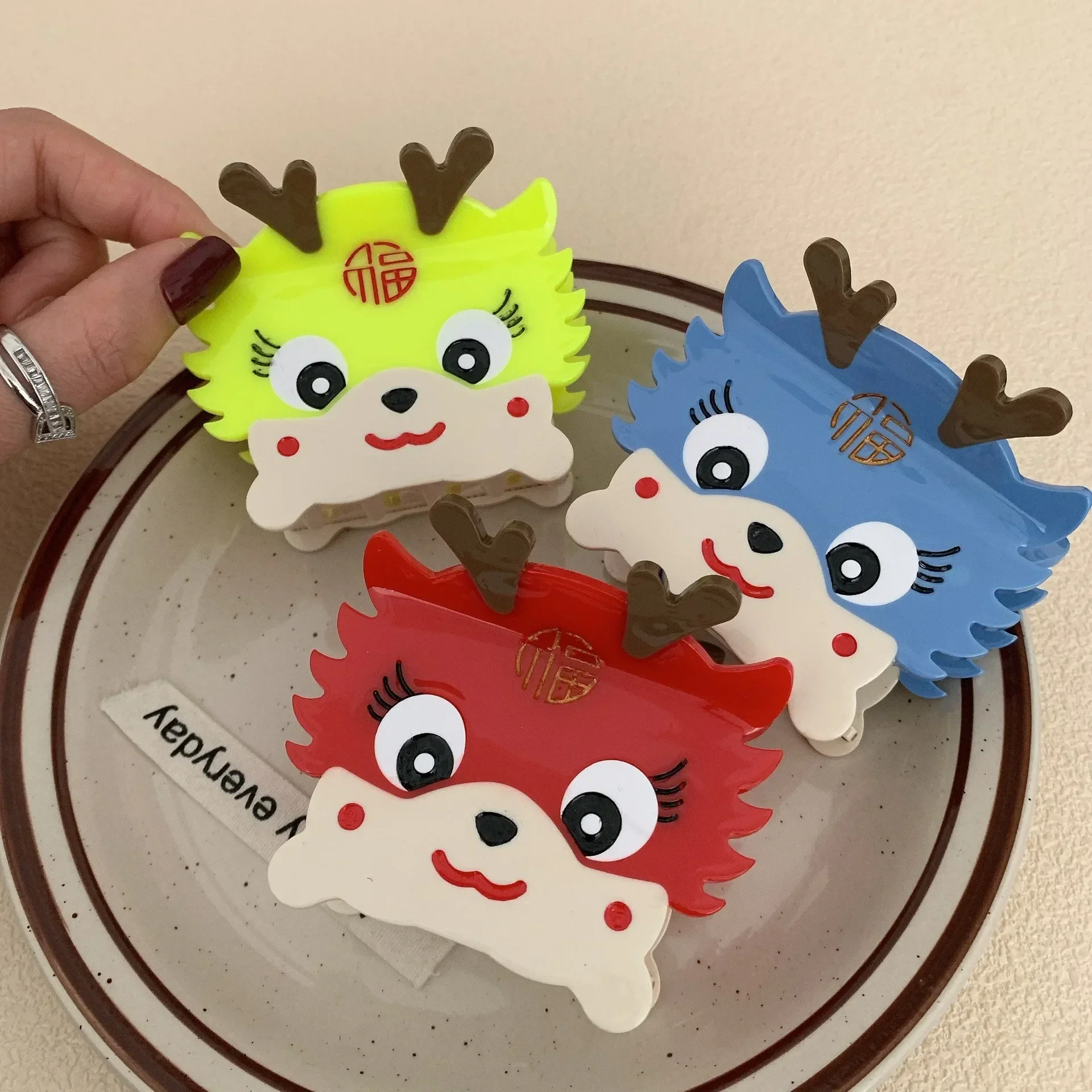 

BYL New Special Hair Clips Acetate Hair Claw Funny The Year of The Loong Cute Little Dragon Crab Clip Female Hair Accessories