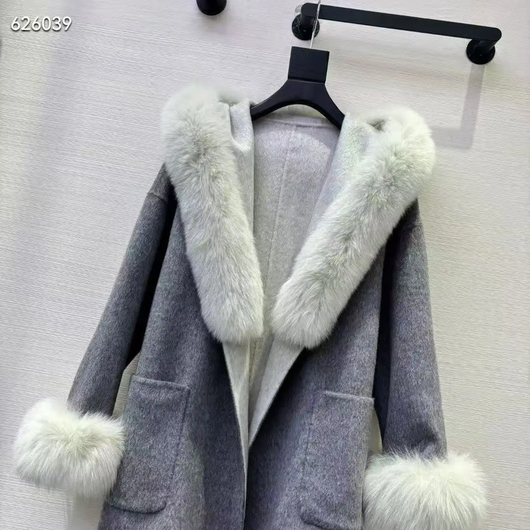 เสื้อโค้ทแคชเมียร์ผู้หญิง ดีไซน์หรูหรา เรียบง่าย อุ่นสบาย สำหรับฤดูหนาว พร้อมฮู้ดและปกขนสุนัขจิ้งจอก ดีไซน์กระเป๋าคู่