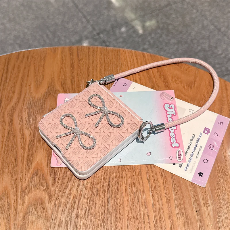 Kawaii Cat Make a bow tie  Phone Case For Samsung Galaxy Z Flip 7 6 5 Flip6 Flip5 Cover with Chain Cute Cases ZFlip7 Funda