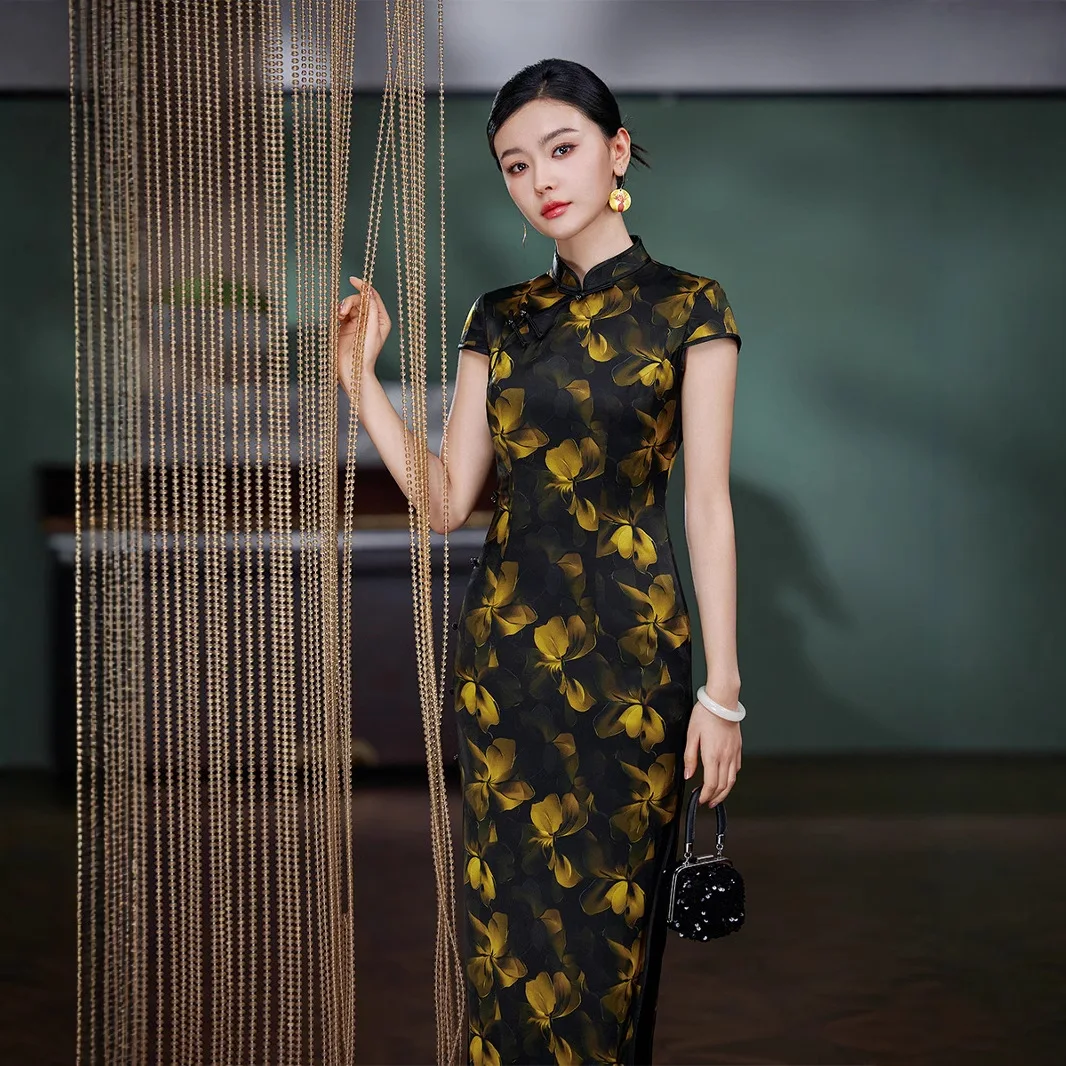 

Improved Silk Chinese Floral Traditional Vintage Modern Cheongsam Qipao High-End Temperament Dress Women's Black Catwalk Long