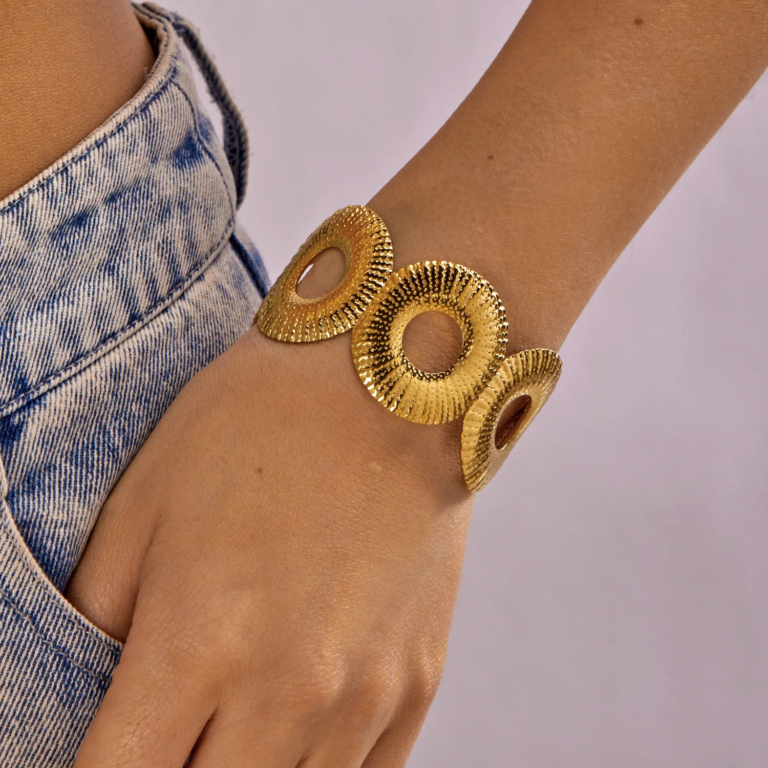 Strukturiertes Muschel-Seestern-Armband aus Edelstahl für Damen, Boho Geometrischer Ausschnitt-Manschettenarmreif, Resort-Urlaubsschmuck – Detail 4
