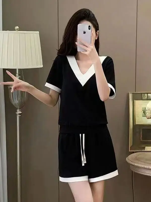 おしゃれでスポーティーなカジュアルツーピースセット、ゆったりとした着痩せ効果のあるTシャツ、半袖ショートパンツ、ポリエステル繊維、Vネック、オーバーヘッド、2026年夏 1