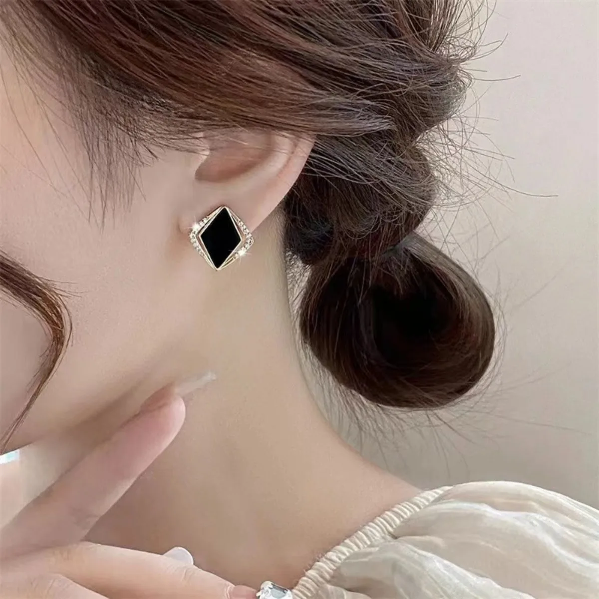 2pc Light Luxury Prismatic Black Diamond Earrings Alloy Material Inset Rhinestone New Women Cold Fashion Personality Exquisite image 3