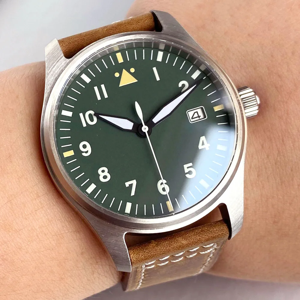 ที่กําหนดเอง 39 มม.20BAR SWIM Aviator สไตล์ Dark สีเขียว Dial ตัวเลขอาหรับ Sapphire Glass NH35A การเคลื่อนไหวนาฬิกาสําหรับชาย