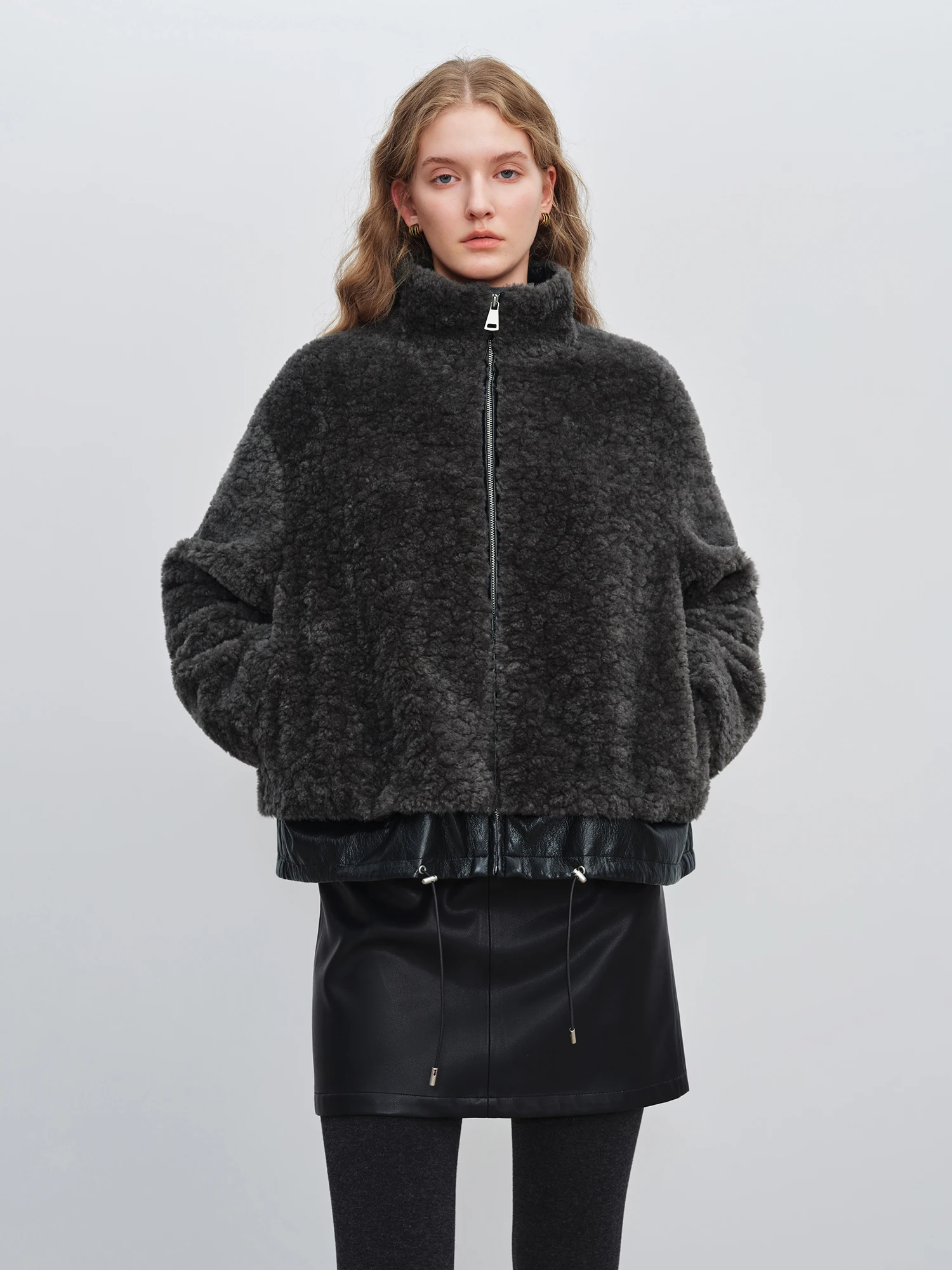 ZIQIAO 2025 Winter Women's Petite Stand Collar Faux Fur Shearling Short Jacket Plush Teddy Zip Up Cozy Fleece Cropped Coat