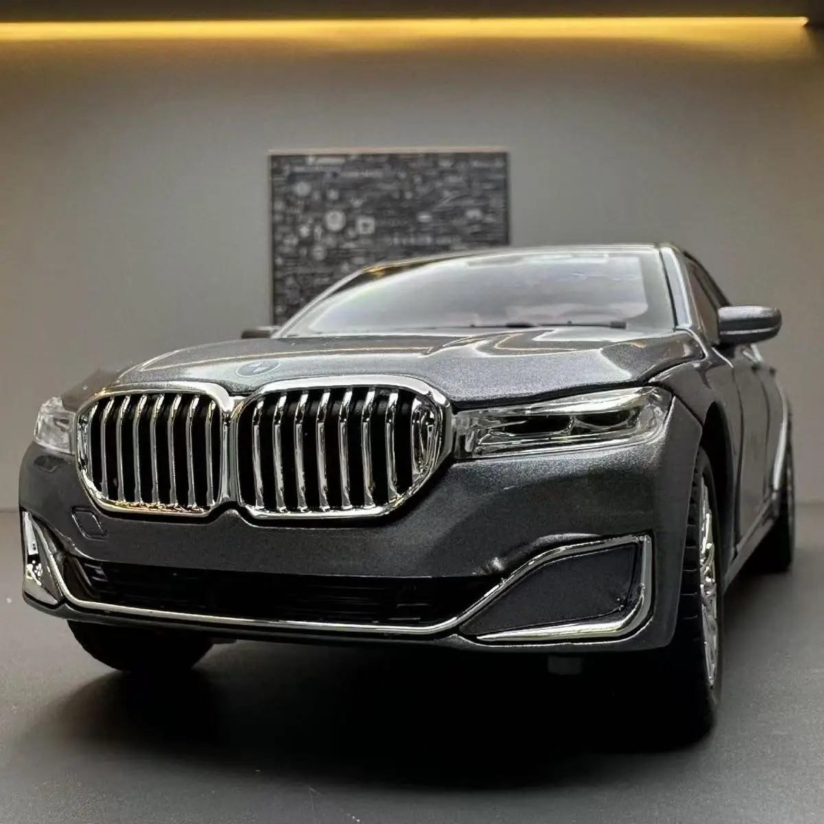 1:24 BMW THE 7 760LI coche de aleación de Metal de limusina grande, modelo de coche con sonido y luz, juguete extraíble, decoraciones interiores, juguete para niños