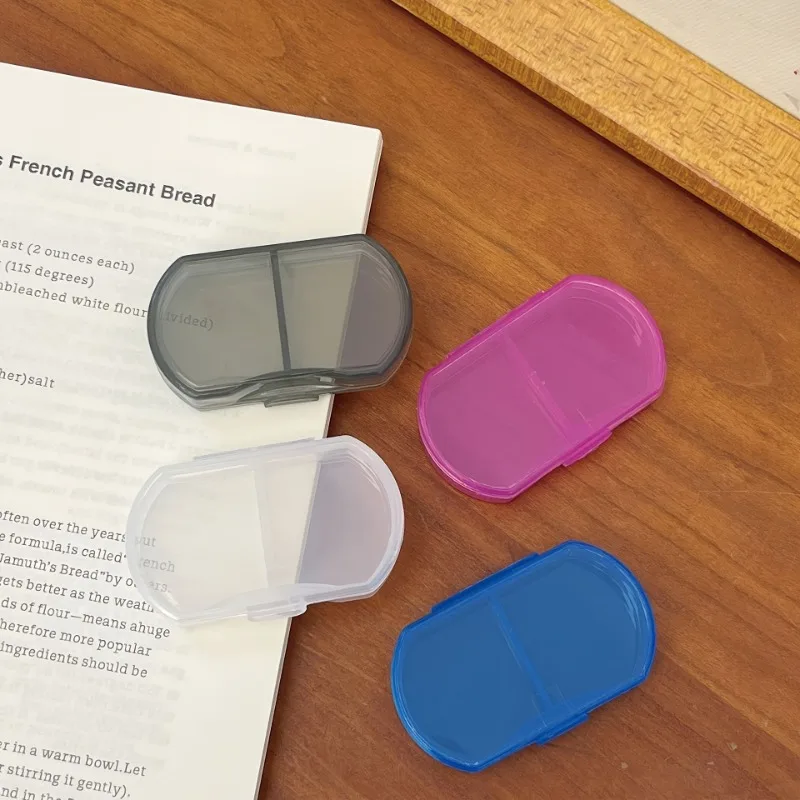 Caja de pastillas pequeña transparente de 2 compartimentos, mini caja de almacenamiento de pastillas portátil con tapa abatible, dispensador de pastillas, sellada, impermeable y resistente a la humedad