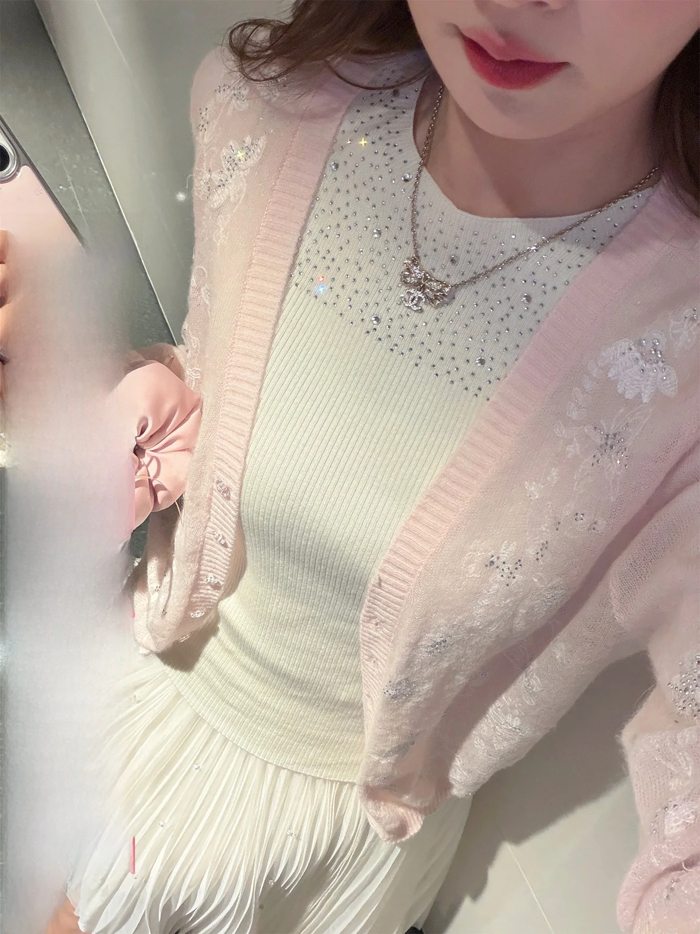 

Elegant Velvet Base Shirt for Women with Embroidered Rhinestones Inner Knitted Sweater Soft Wool Blend Spring Fashion Top