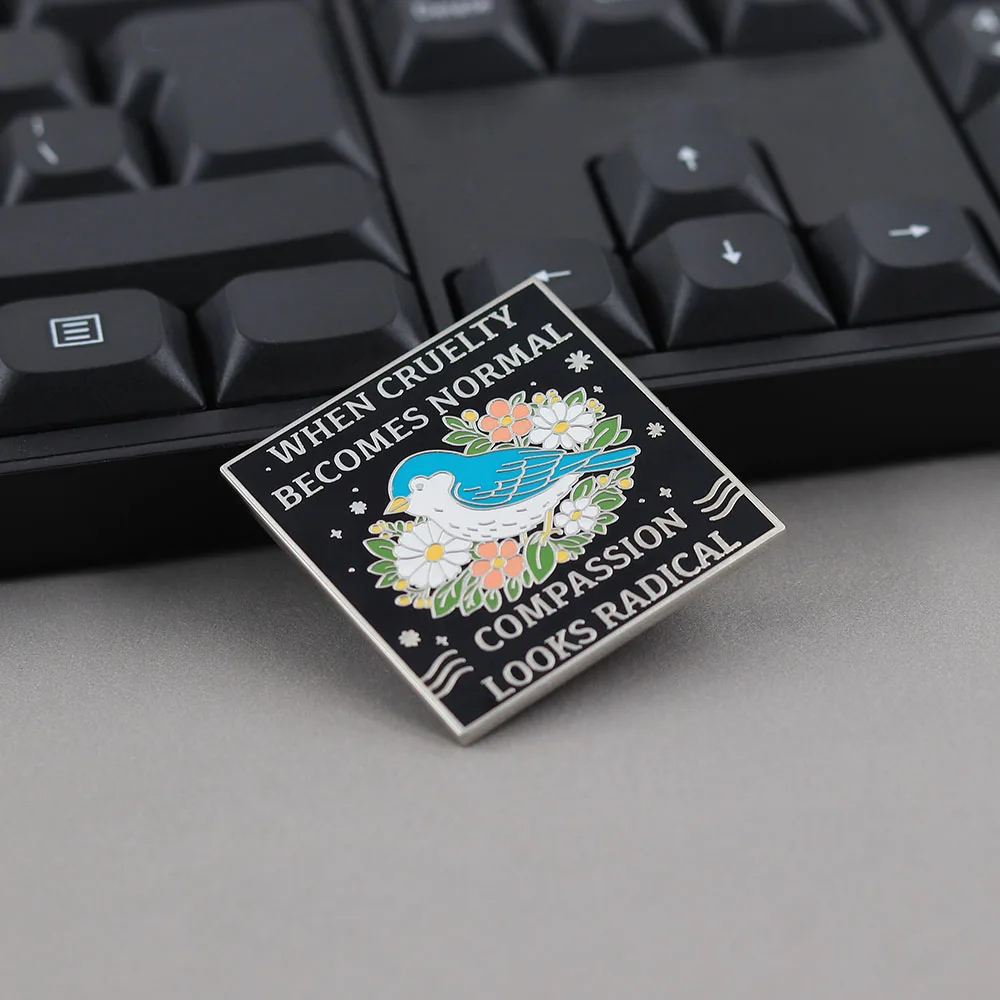 Wenn Grausamkeit Normal wird, sieht Mitgefühl radikal aus. Emaille-Pins mit Zitat, Buchstaben-Broschen, niedliches blaues Vogel-Blumen-Abzeichen, Schmuckgeschenk. – Detail 7