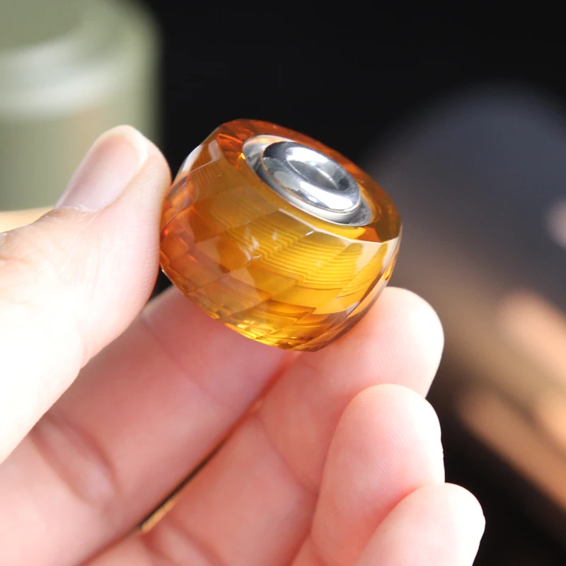 لعبة فيدجيت دوامة - قلادة حقيبة ظهر دوارة للإبهام، لعبة تململ جيروسكوبية دوارة لتخفيف التوتر EDC هدايا للبالغين