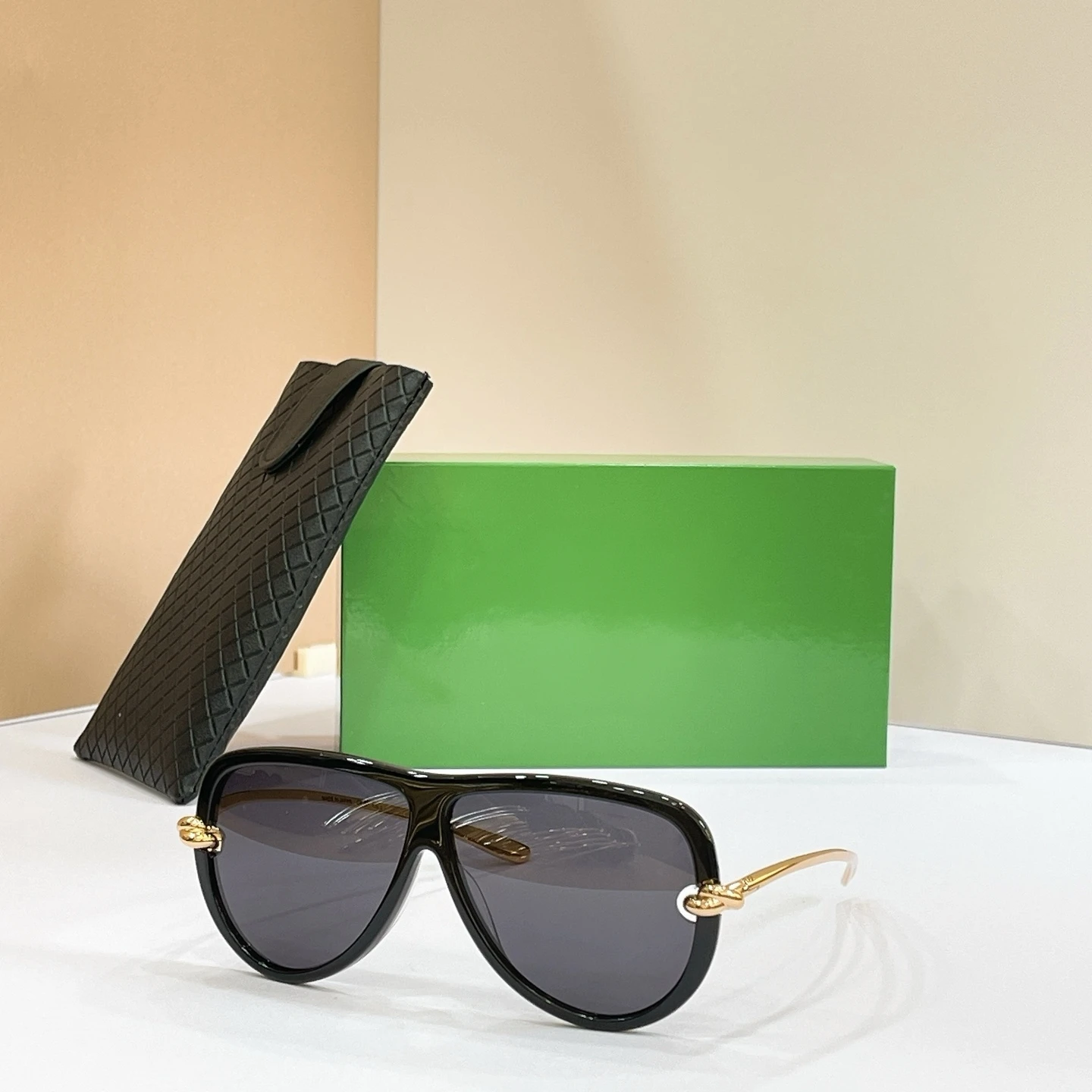 1513S Men & Women Sunglasses. Oversized pilot frame, glossy black front paired with exquisite gold metal hinges.