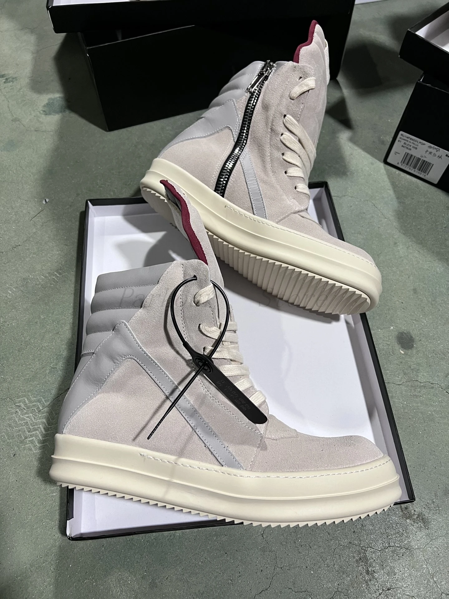 

Men's And Women's Rice White Suede Light Gray Cowhide Inverted Triangle Casual Sports Fashion Design New Style