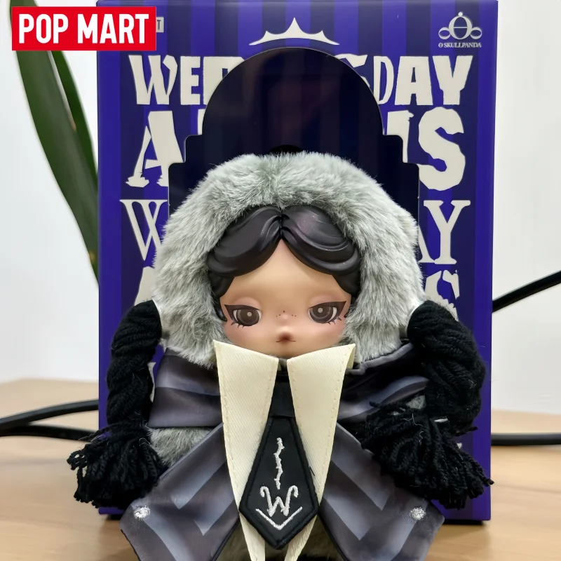 POP MART Skullpanda X MGM Wednesday Caja Sorpresa, Figura de Anime, Muñeco de Peluche, Colgante, Caja Misteriosa, Juguetes Sorpresa, Decoración para Bolsos, Regalos