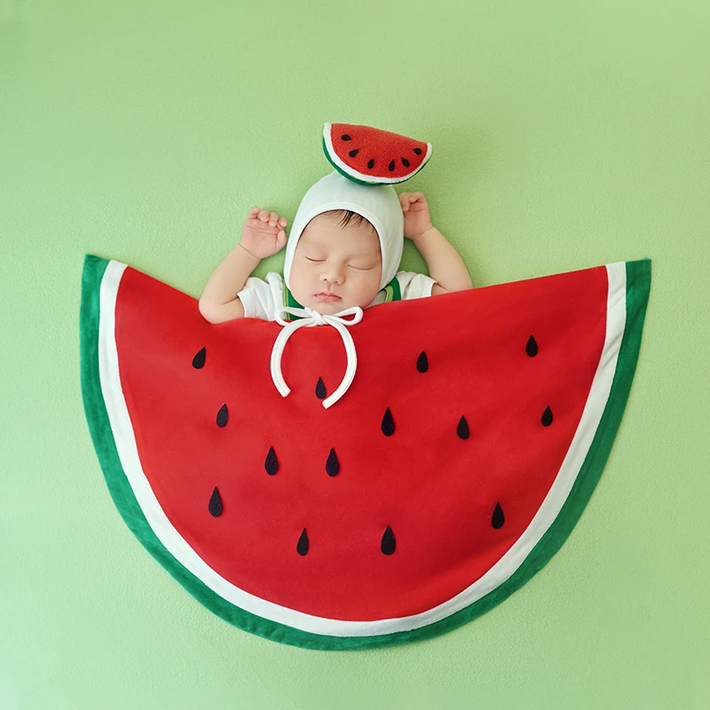 Fotografia estiva per neonati Tema frutta Pantaloni con bretelle a righe verdi Accessori per bambole anguria Puntelli per fotografia creativa per neonati