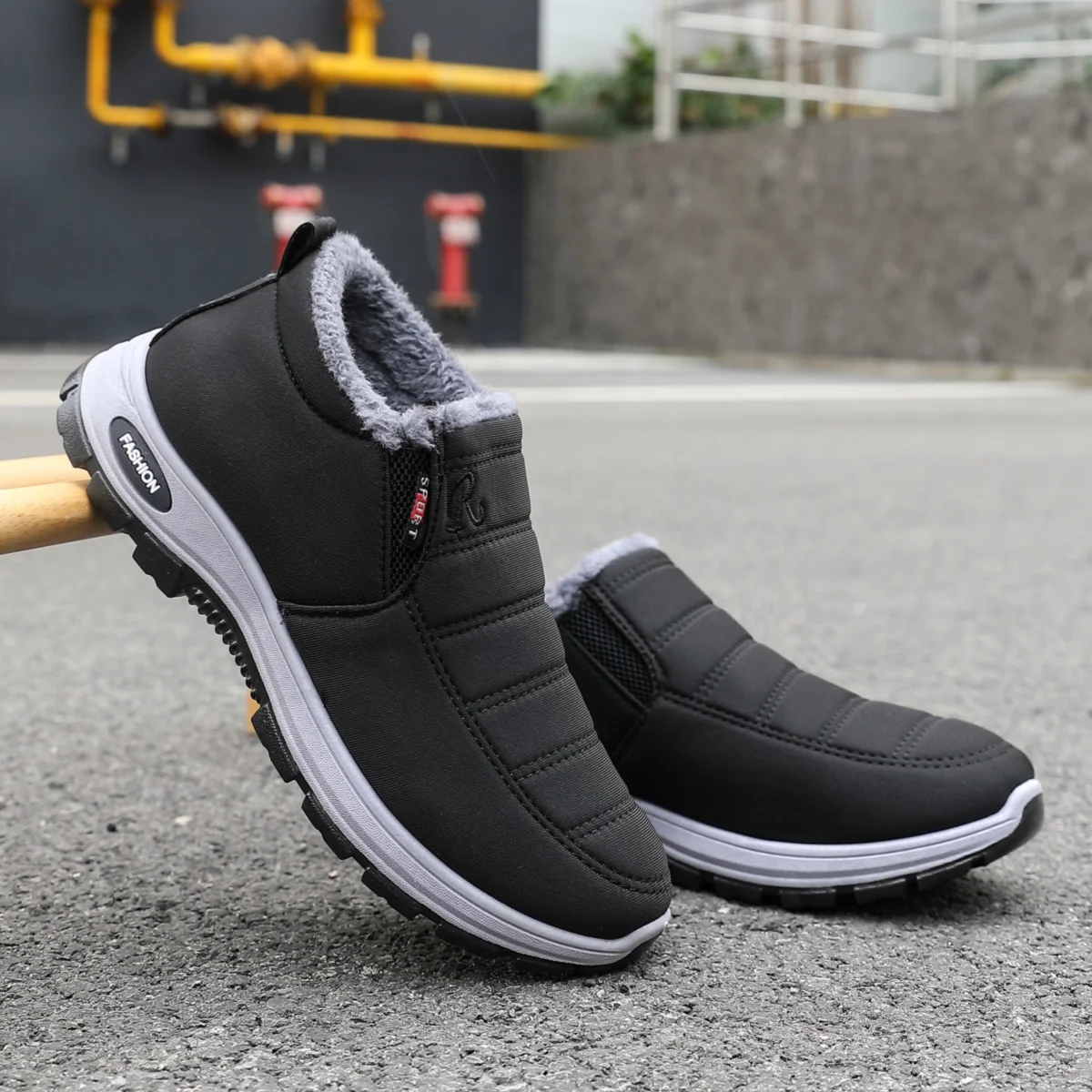 Fleece-lined and warm, stylish and versatile, lightweight and minimalist men's snow boots.
