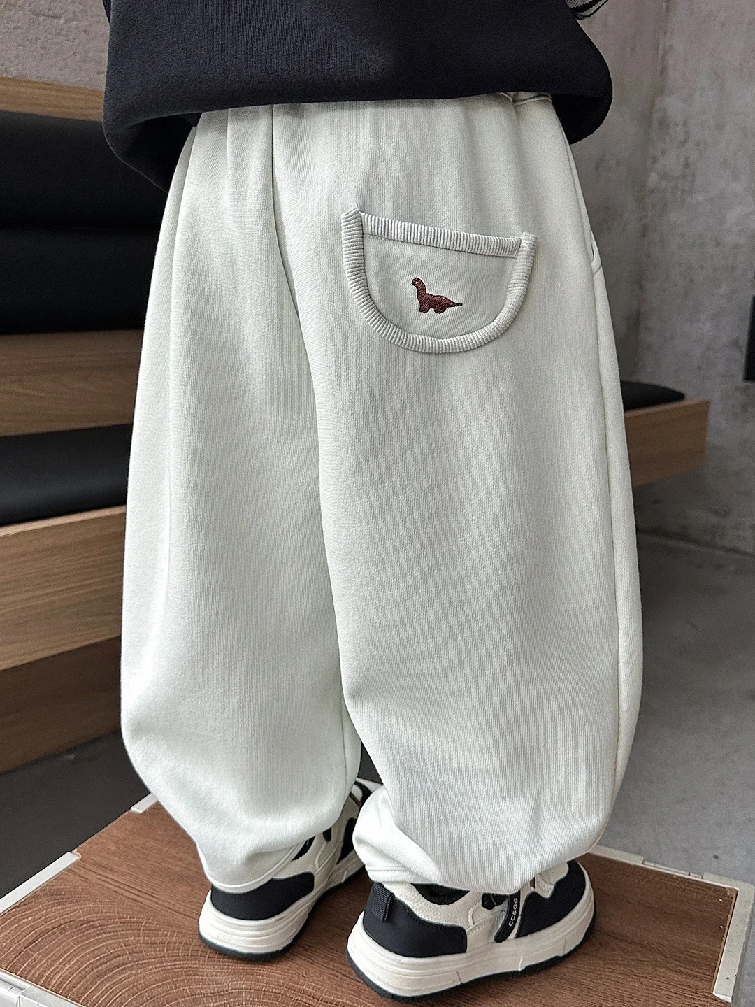 

Новые весенние спортивные брюки для мальчиков: повседневные, с высокой талией, эластичные, из хлопка, прямого кроя, антибактериальные, модные, универсальные для малышей