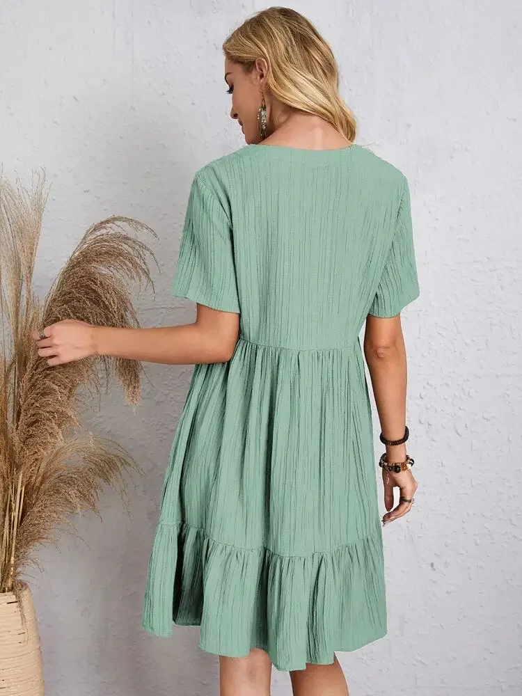 Elegantes Damen-Minikleid mit V-Ausschnitt und kurzen Ärmeln, einfarbig, locker geschnitten, mit Rüschensaum, lässiges Boho-Sommerkleid für den Urlaub am Strand. – Detail 30