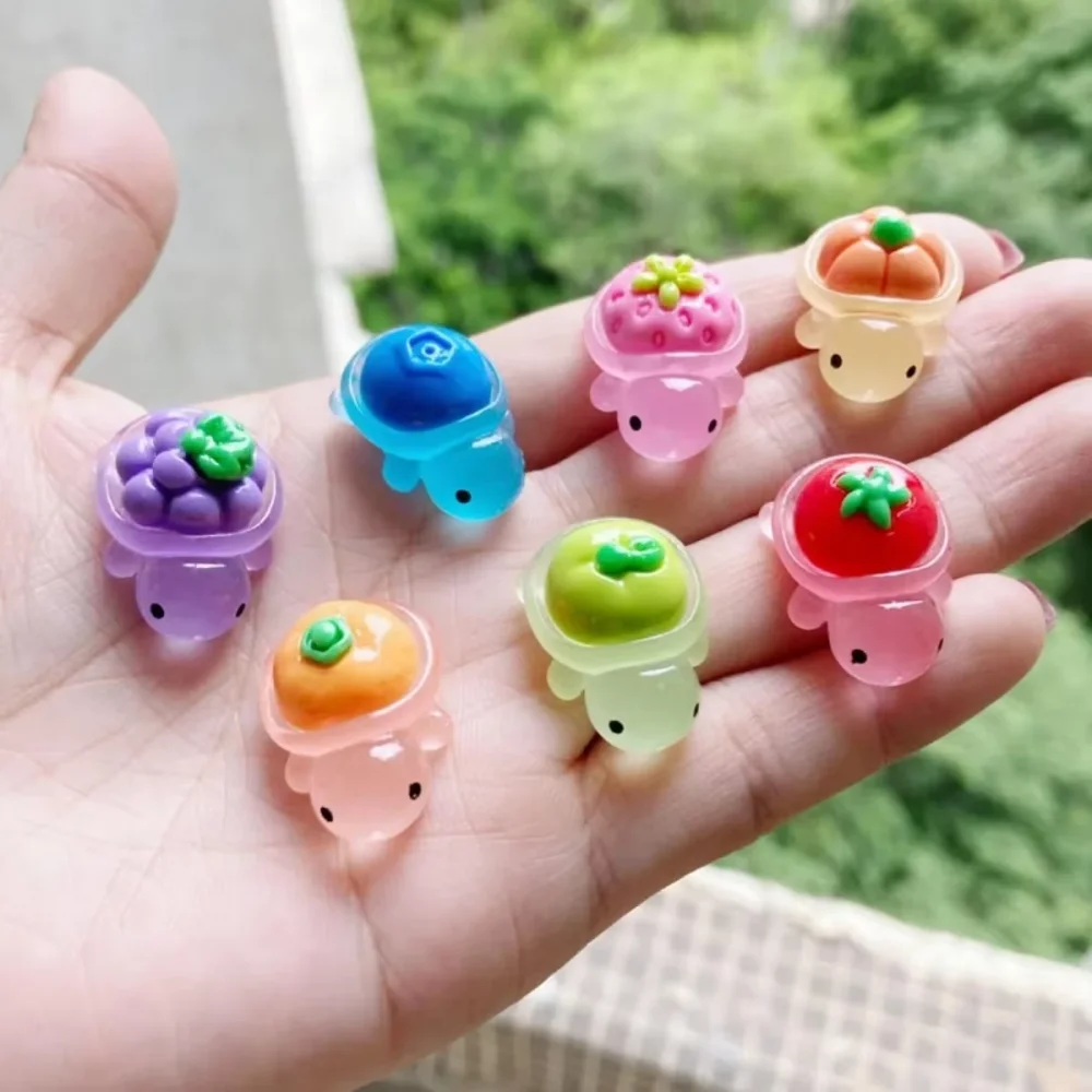 10 Stück Cartoon Leuchtende Fruchtschildkröte 3D Harz Schmuck Bastelarbeiten Traube Kürbis Erdbeere Tier Mini Dekoration – Detail 7