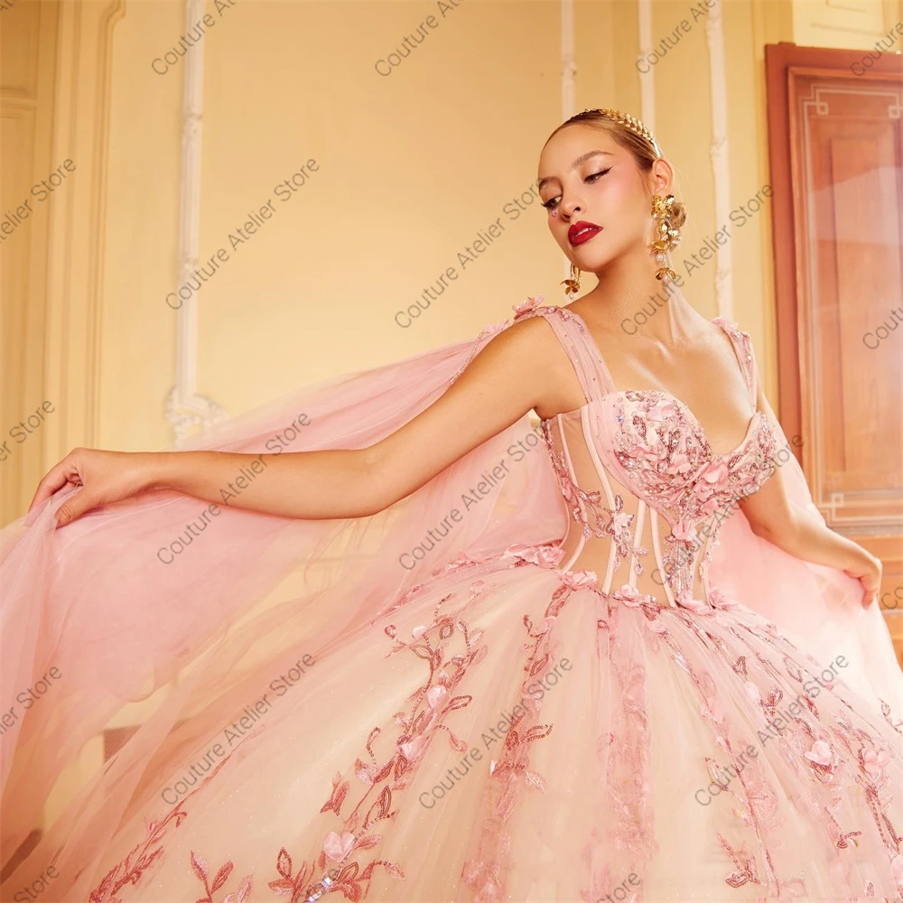 الوردي السباغيتي 15 سنة فساتين Quinceanera مع كيب مطرز يزين الكرة ثوب 2025 عيد ميلاد فستان فاخر مخصص