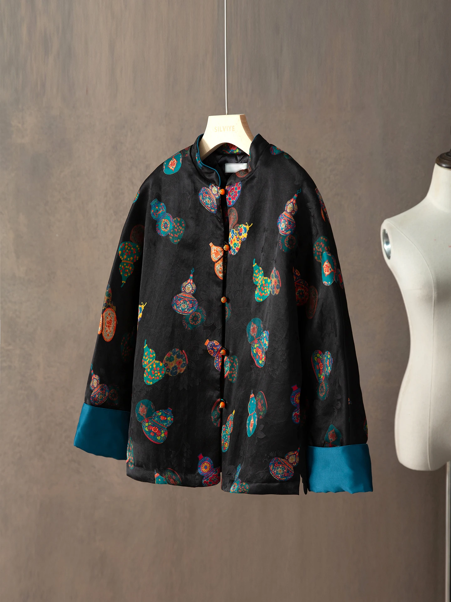 

Утепленное шелково-хлопковое пальто для женщин: гарантия тепла, прямой крой, длинный рукав, с хлопковой подкладкой