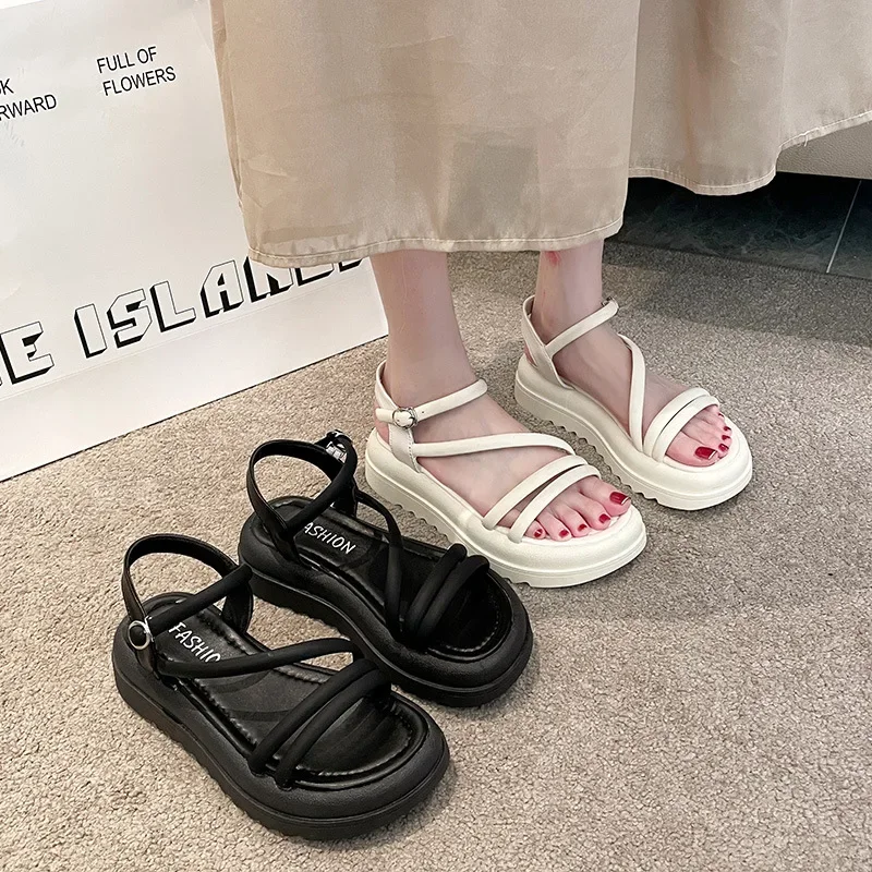 Sandalias de mujer con parte inferior gruesa, novedad de verano 2023, estilo coreano, sandalias romanas con tacón de esponja y correa de una fila, venta al por mayor
