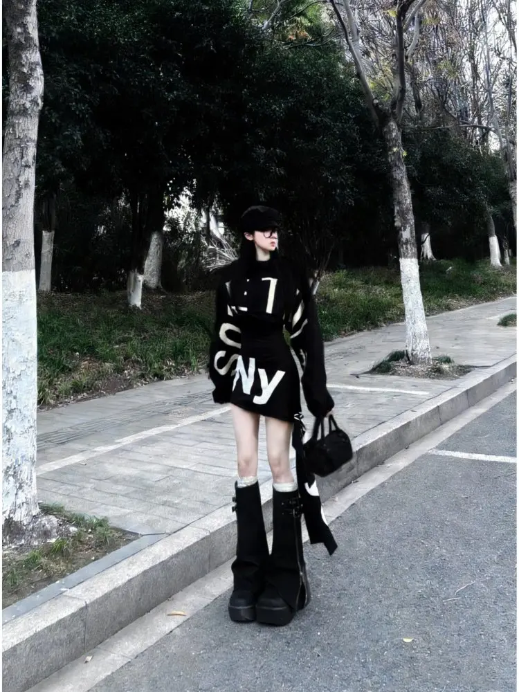 

Комплект для стильных девушек: топ с буквенным принтом и супермодная юбка-карандаш. Новинка весеннего сезона, повседневный кэжуал.