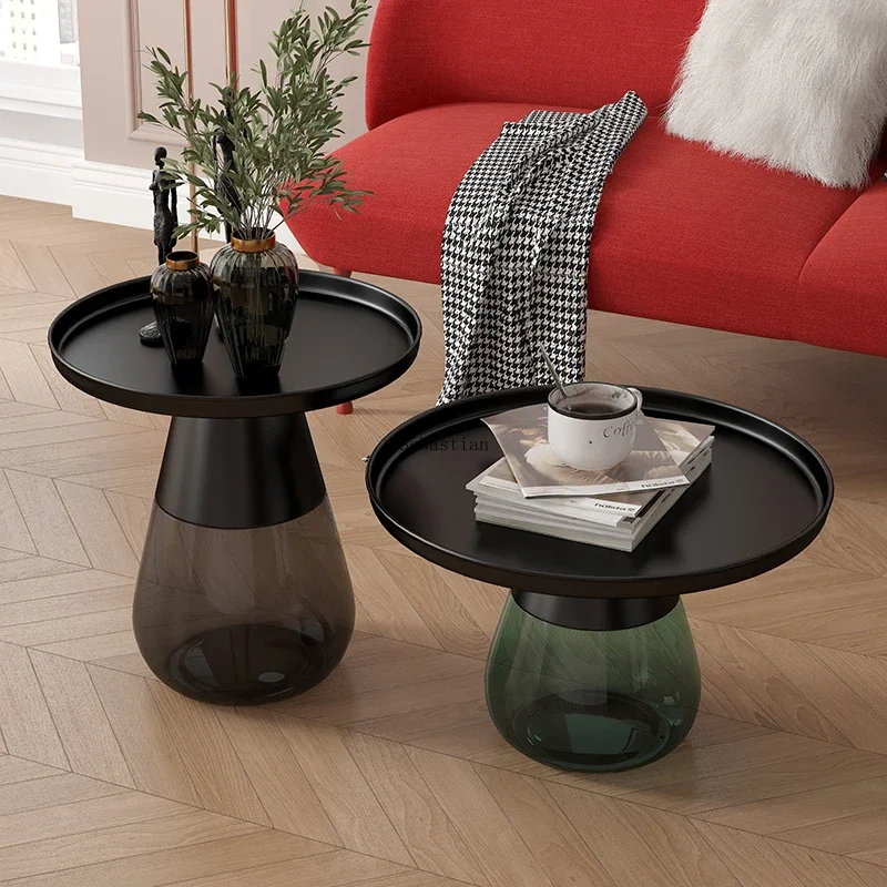 Leichter, luxuriöser Couchtisch aus Glas, Kombination aus Wohnzimmer, einfacher, moderner Designer, Internet-berühmter Tisch mit Metallrand, Ecktisch