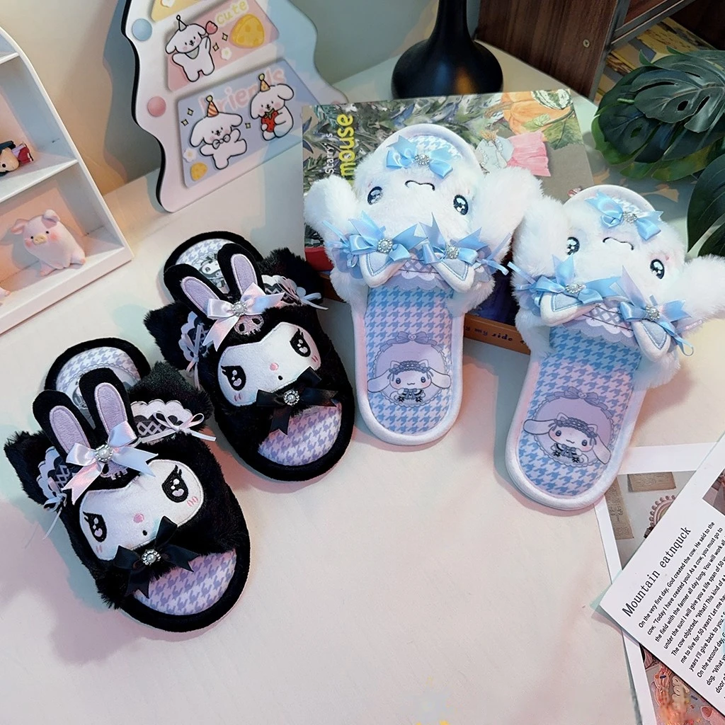 ซานริโอ เฮลโล คิตตี้ คุโรมิผลิตภัณฑ์ต่างๆ รองเท้าแตะผ้าฝ้ายสำหรับผู้หญิงฤดูใบไม้ร่วงและฤดูหนาวรองเท้าผ้าฝ้ายลายการ์ตูนกันลื่นสำหรับใช้ในบ้าน