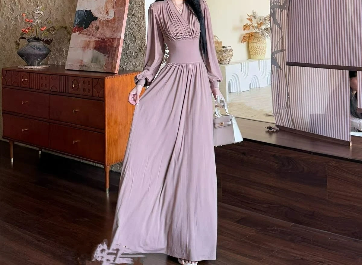 Sukienka damska na jesień 2025, nowa kolekcja, modna, elegancka, z długim rękawem, dekolt w serek, wysoki stan, wyszczuplająca.