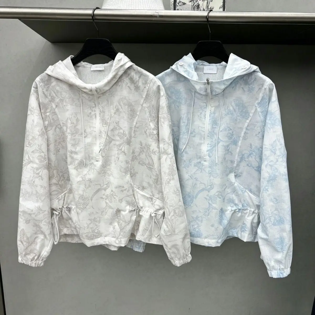 Women's 2026 New Arrival Zipper Fashion Hooded Windbreaker with Mesh, Breathable, Printed Jacket