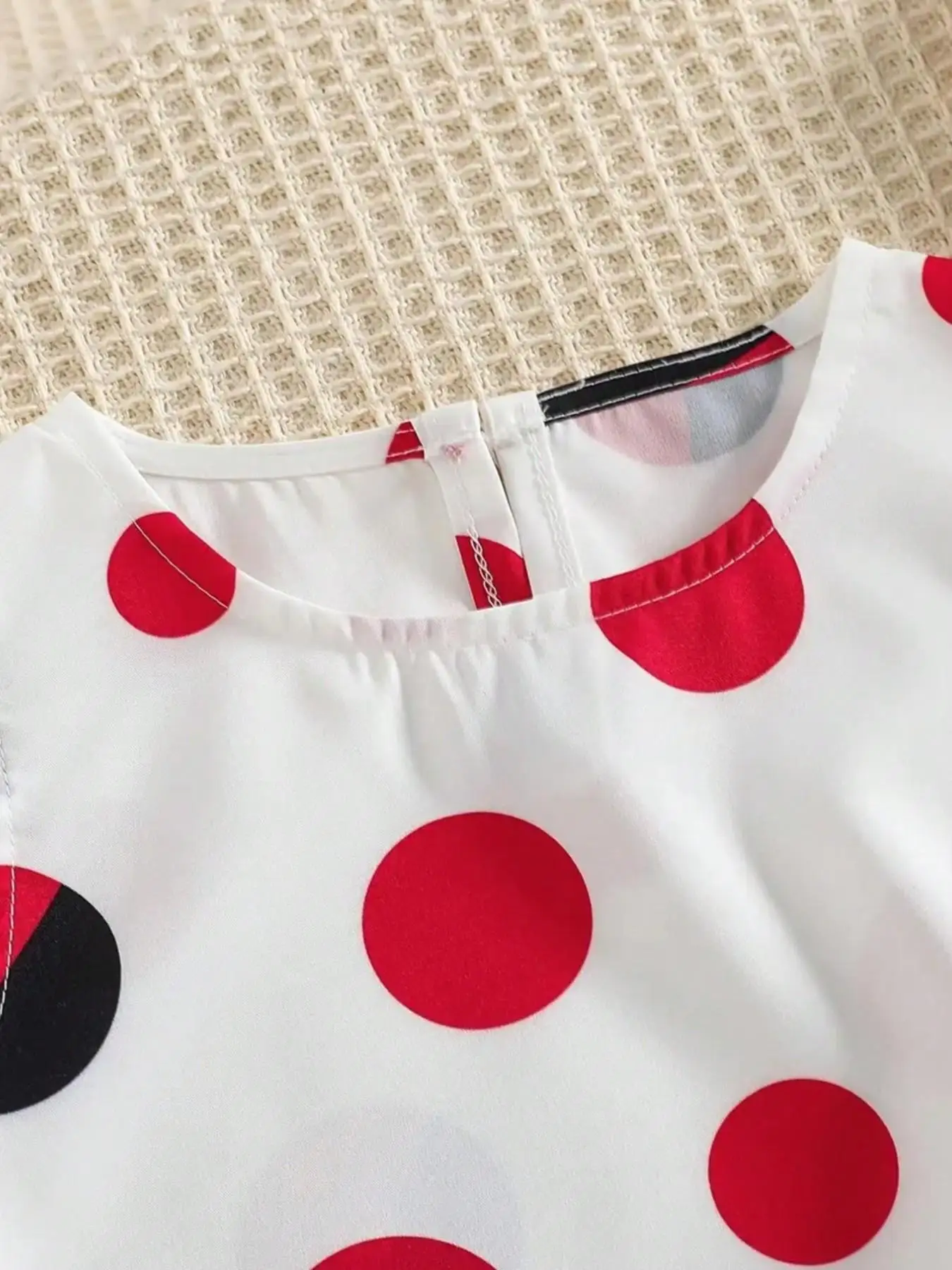 Sommerliches, lässiges, gepunktetes, ärmelloses Oberteil und weit geschnittene Hose für Mädchen mit gerüschtem Schleifendesign für Shopping und Partys. – Detail 5
