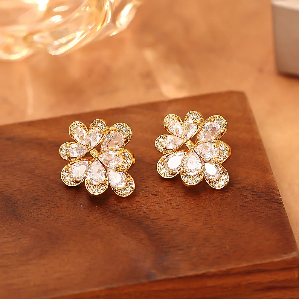 

Niche exquisite zircon earrings light luxury high-end fashion temperament versatile earrings water drop flower earrings