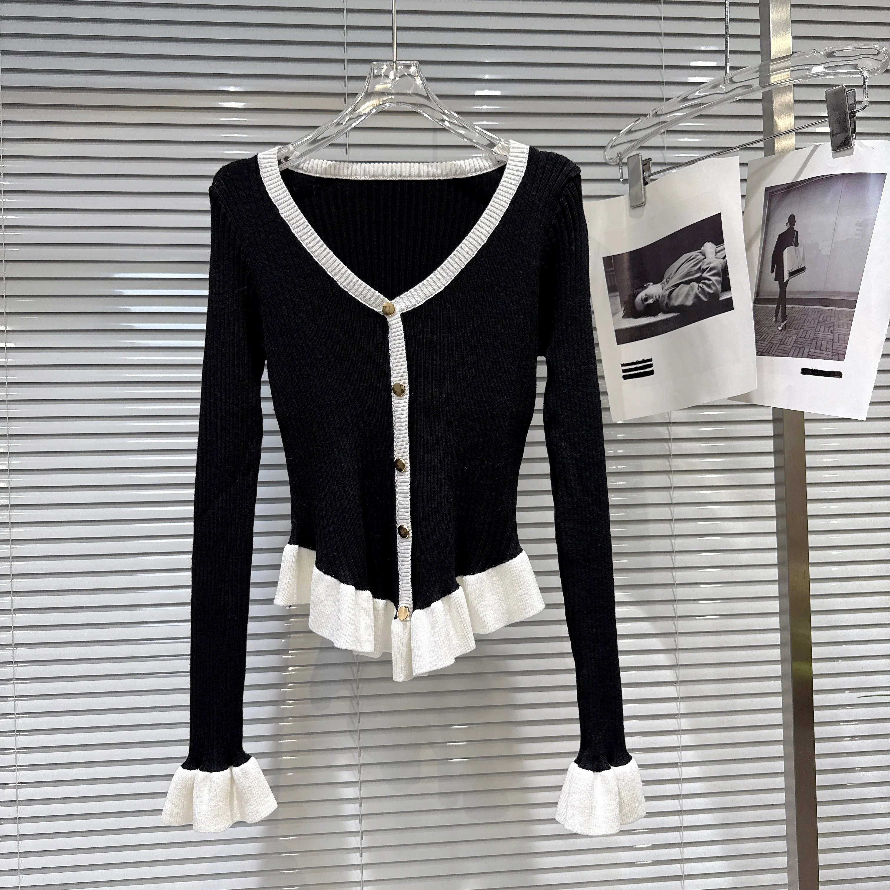 

Gagarich 2026, весенний новый французский темпераментный вязаный свитер с v-образным вырезом контрастного цвета и расклешенными рукавами, облегающий вязаный свитер, женский свитер