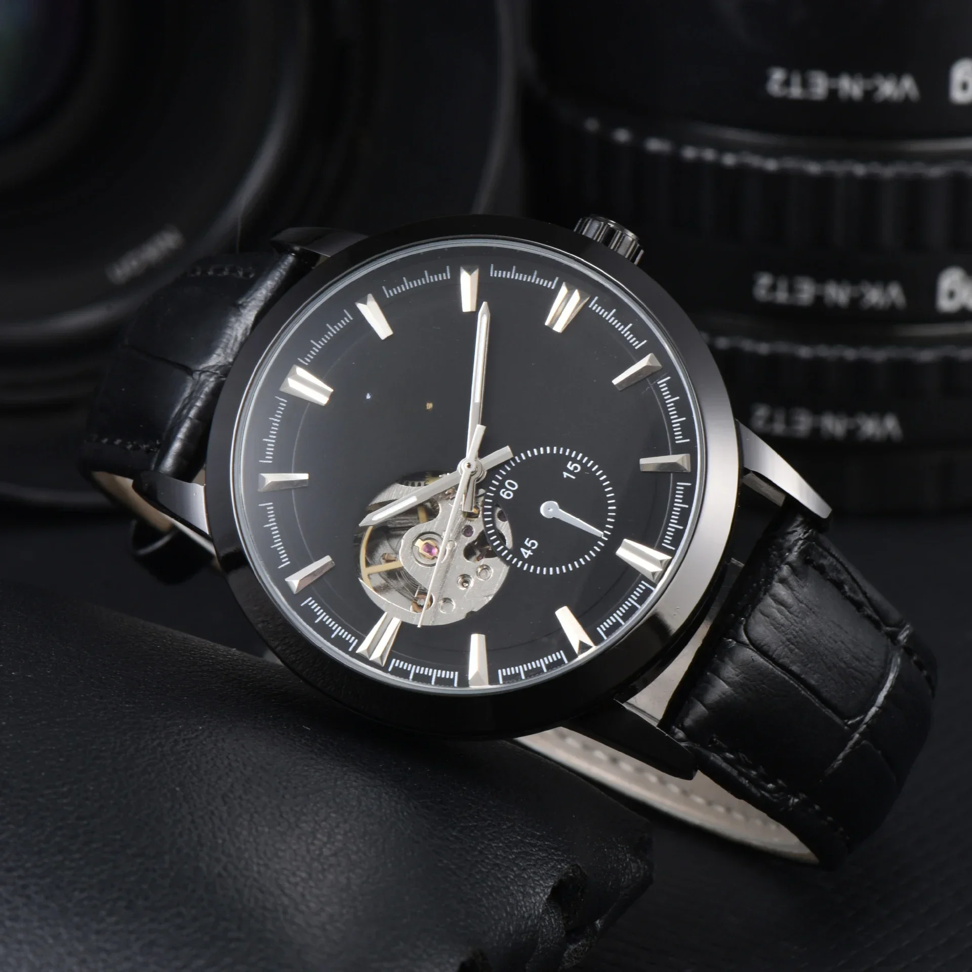 Stijlvol cool zakelijk roségouden herenhorloge, bruine leren band, transparante achterkant van de kast, automatisch mechanisch herenhorloge