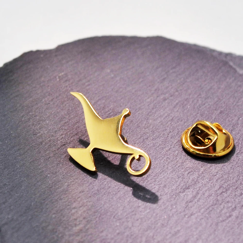 

Retro Gilded Stainless Steel Aladdin Lamp Brooch For Both Men and Women, a Trendy and Versatile Suit Accessory