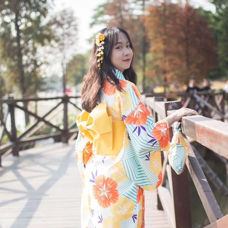 Jubah Kimono Tradisional Jepang Yukata Wanita Gaun Fotografi Kostum Cosplay Pakaian Vintage Motif Bunga Warna Kuning