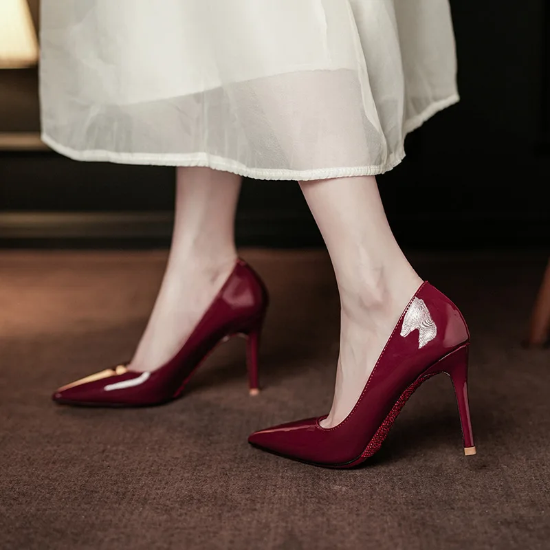 

Красные туфли на тонком каблуке с острым носком и красной подошвой, премиум-класса, во французском стиле, для свадьбы, элегантные, сексуальные, для повседневной носки, на высоком каблуке.