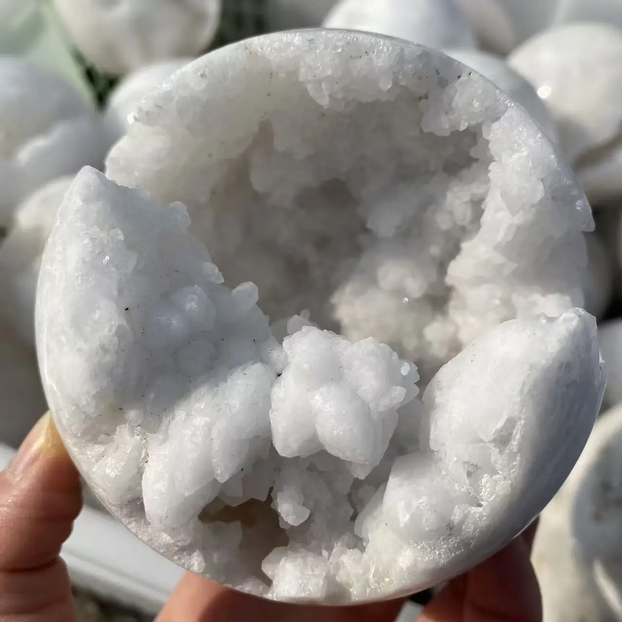 

Натуральный белый агатовый кристаллический кластер, кварцевая сфера, с целебными свойствами, подходит для украшения дома и офиса, для Демагне.