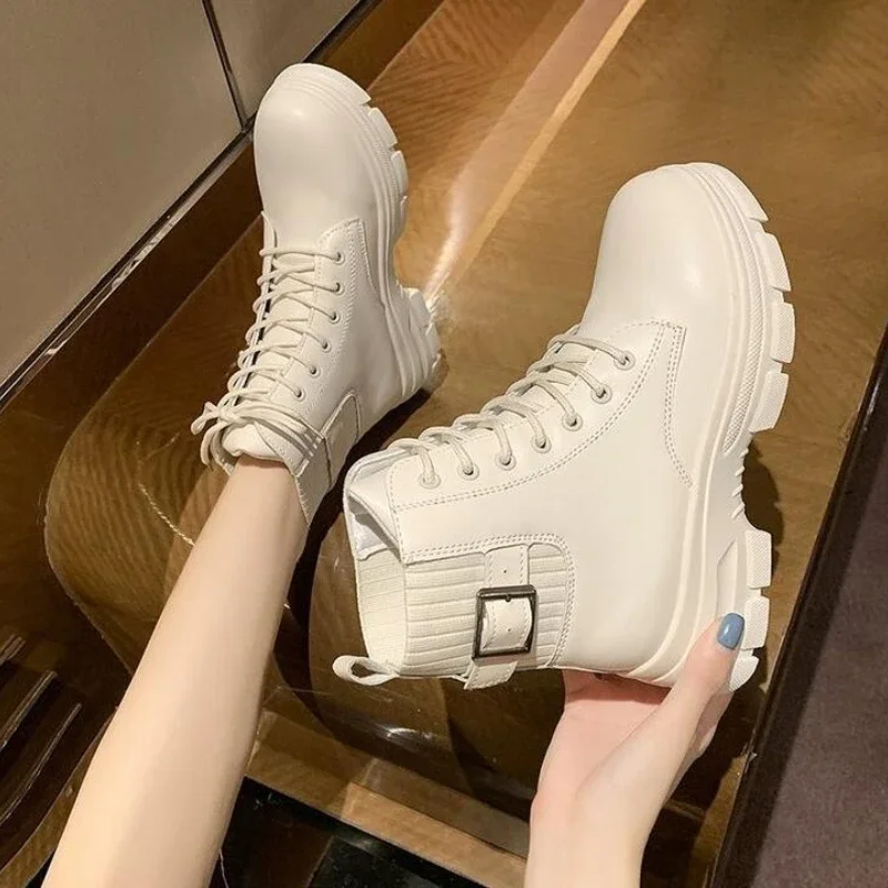 جديد الخريف الشتاء تشيلسي أحذية النساء منصة البني الأسود البيج الأبيض حذاء من الجلد للنساء الفراء قصيرة مكتنزة الشرير القوطية الأحذية