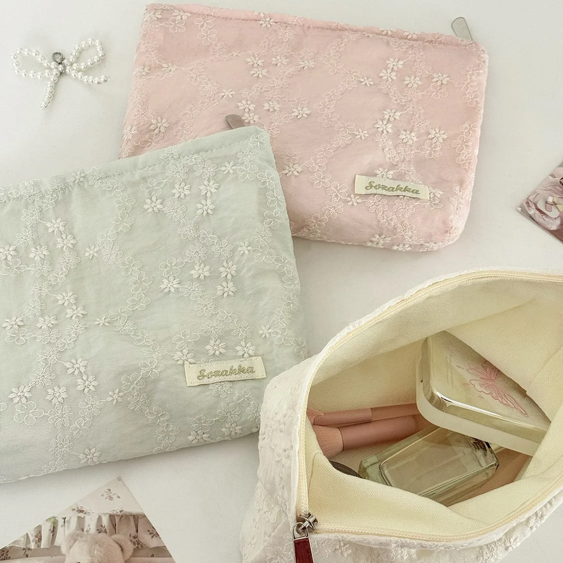 YT Portable High-End Lipstick and Skincare Storage Bag, Large Capacity Three-Dimensional Floral Pattern Makeup Bag