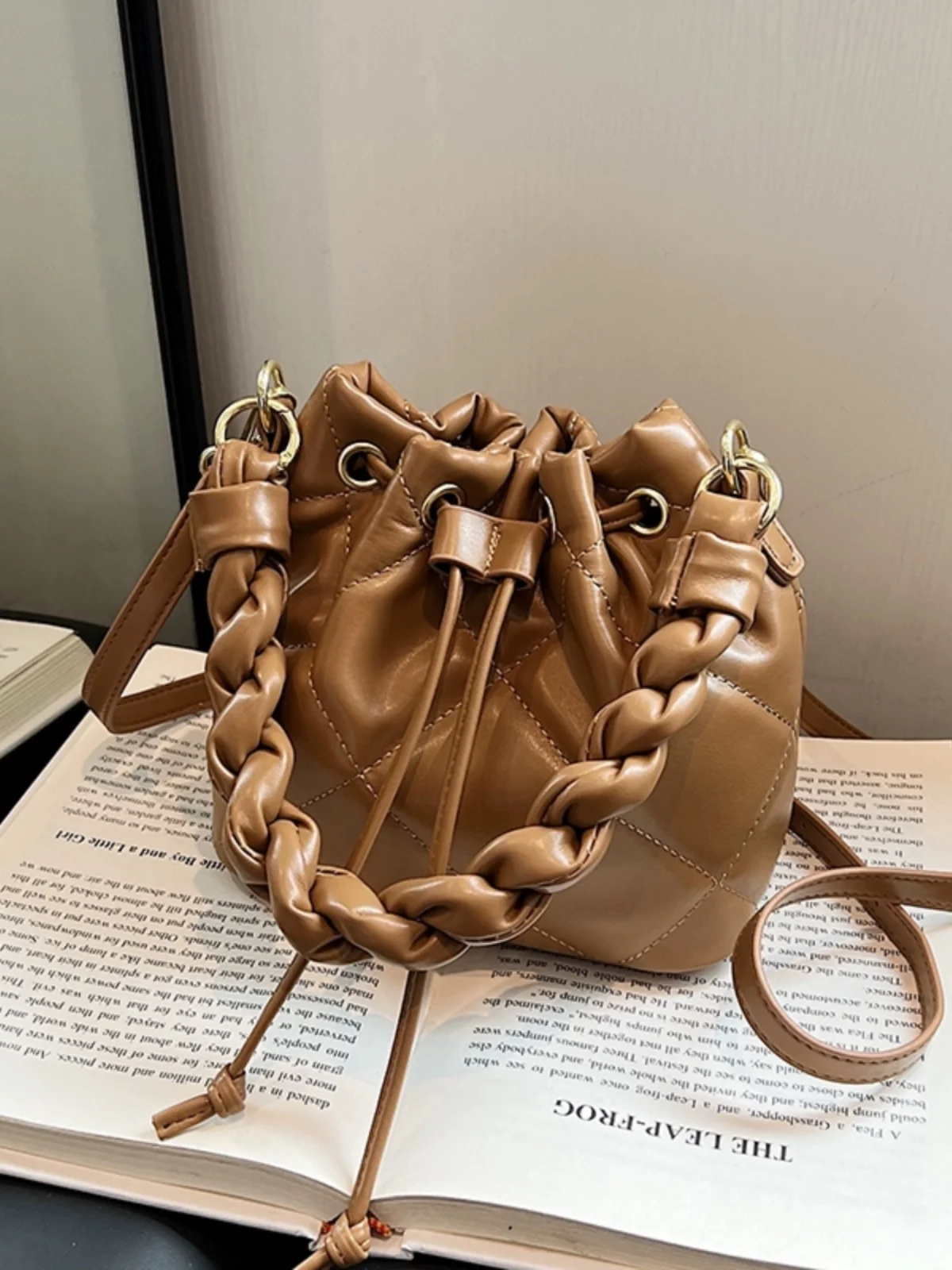 

Autumn/Winter Retro Small Bag Women 2024 New Fashion Popular Crossbody Bag Mini Hot Style Portable Bucket Bag