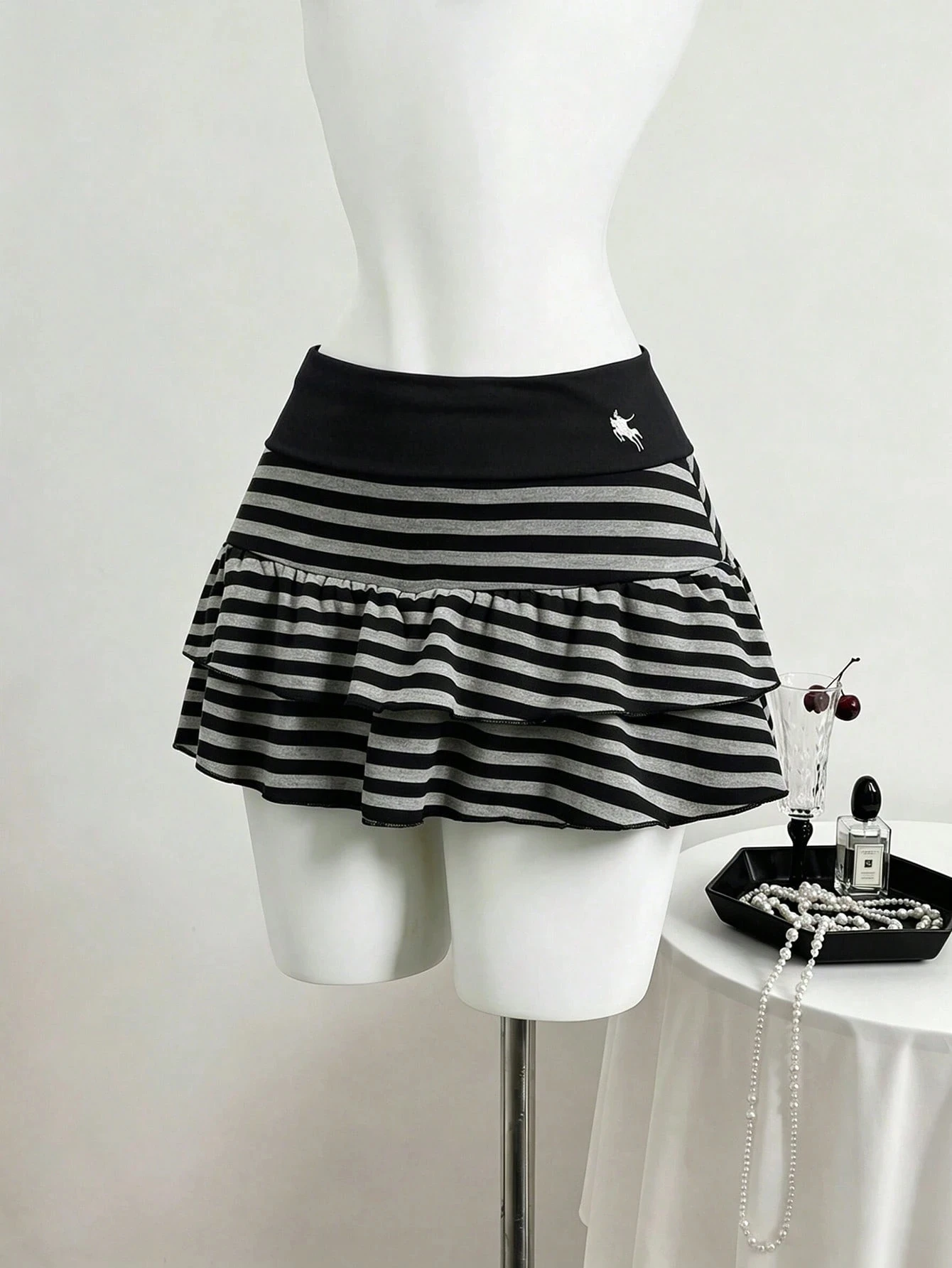 Preppy-Stil Damen-Kurzrock, schwarz-grau gestreift, doppellagiger Rüschenrock mit Pony-Print-Logo