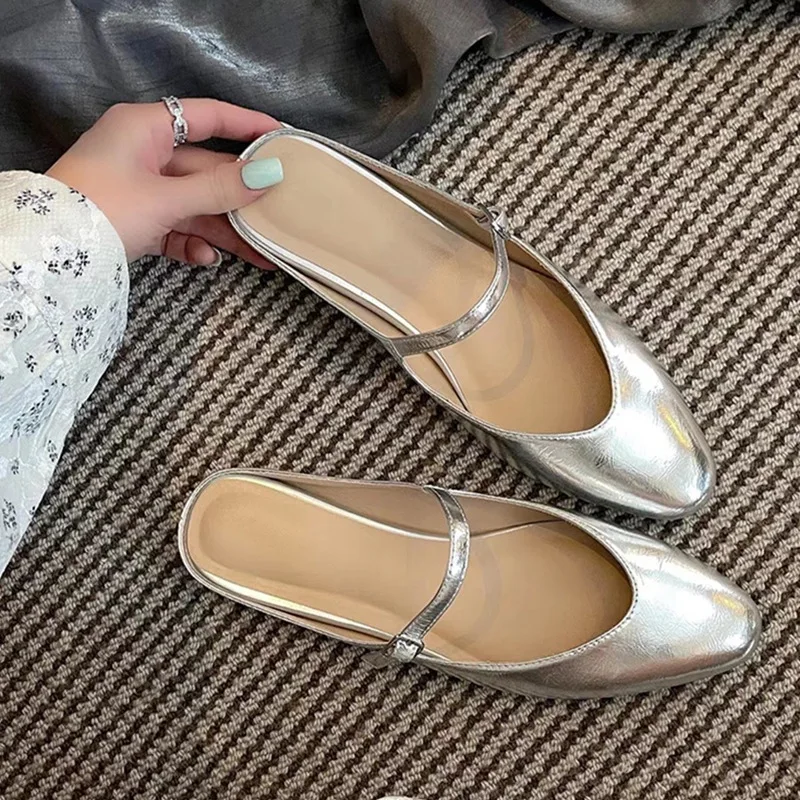 

Женские сандалии на плоской подошве с серебряным носком во французском стиле ретро, лето 2023, новый дизайн, модные тапочки